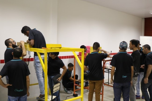 Alunos do curso técnico em Mecânica Industrial da Escola Estadual Técnica Sandoval Azevedo executam Projeto Interdisciplinar: Protótipo de Ponte Rolante. Foto: Ascom/Fundação Helena Antipoff